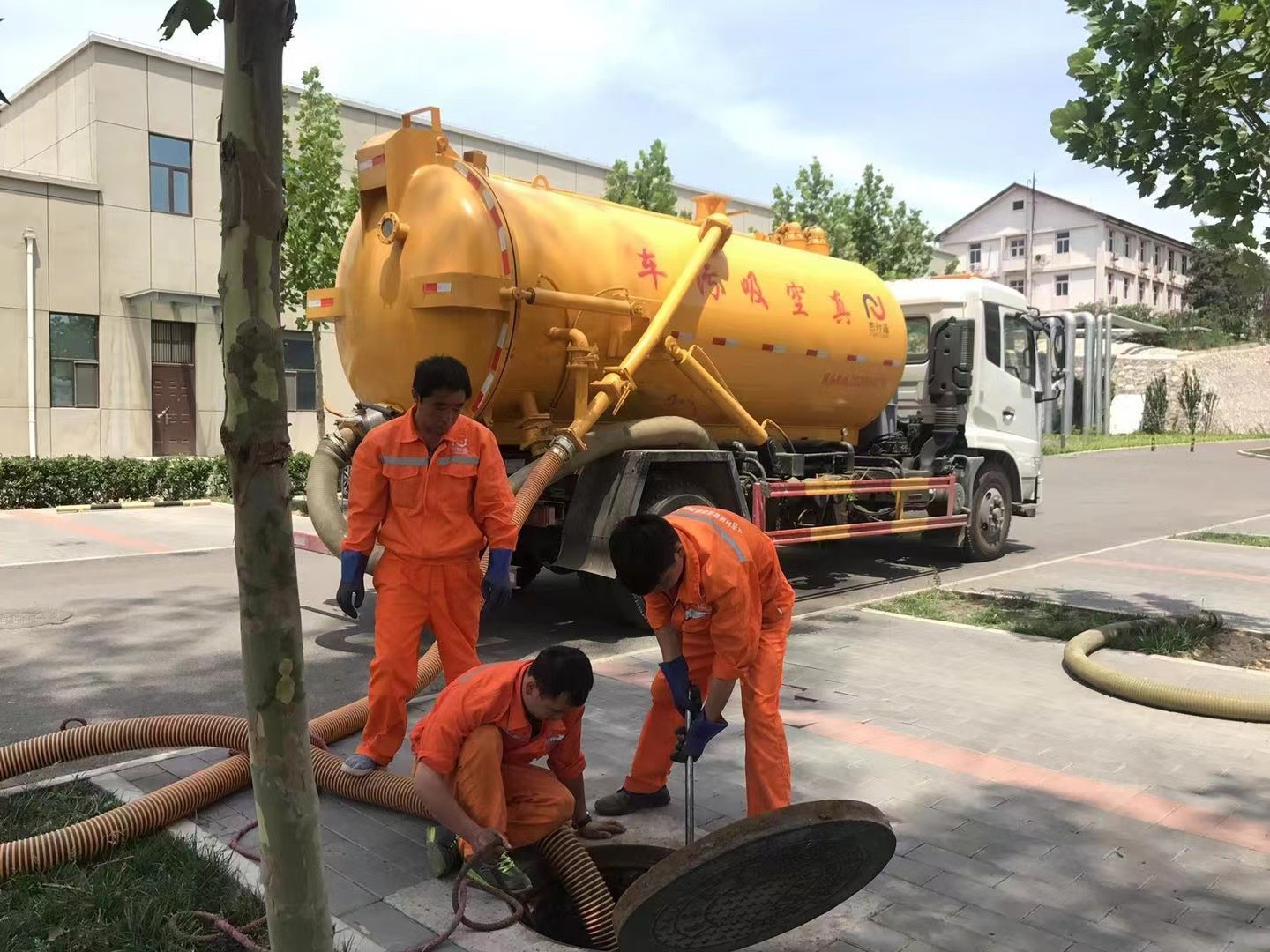 海安管道疏通车停在窨井附近