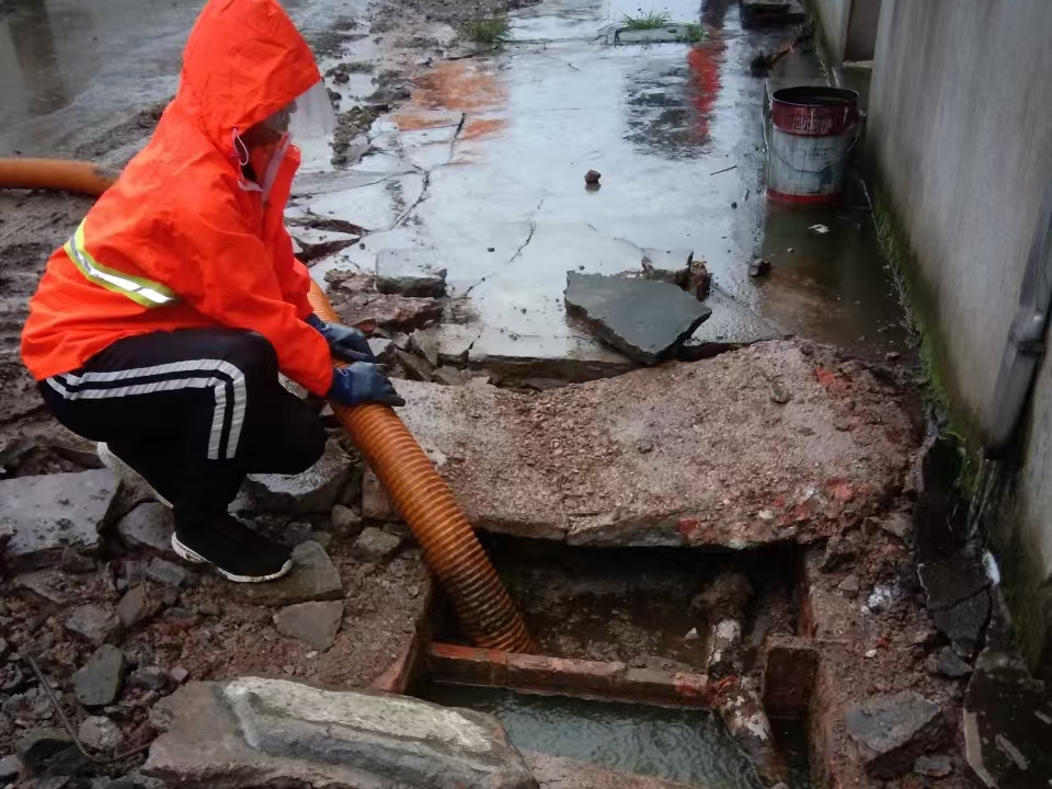 海安专业清理污水池 炜誉市政以规范流程守护城市 “肠道”