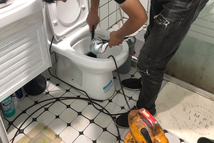 海安马桶堵塞自己疏通还是找师傅？专业上门服务让你省时更省心